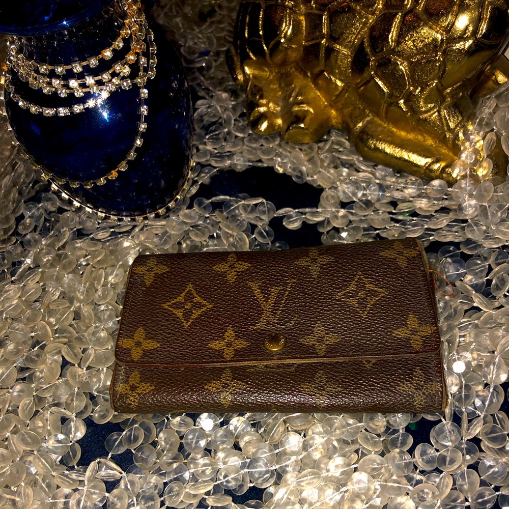 LOUIS VUITTON
Monogram Porte Tresor International Wallet